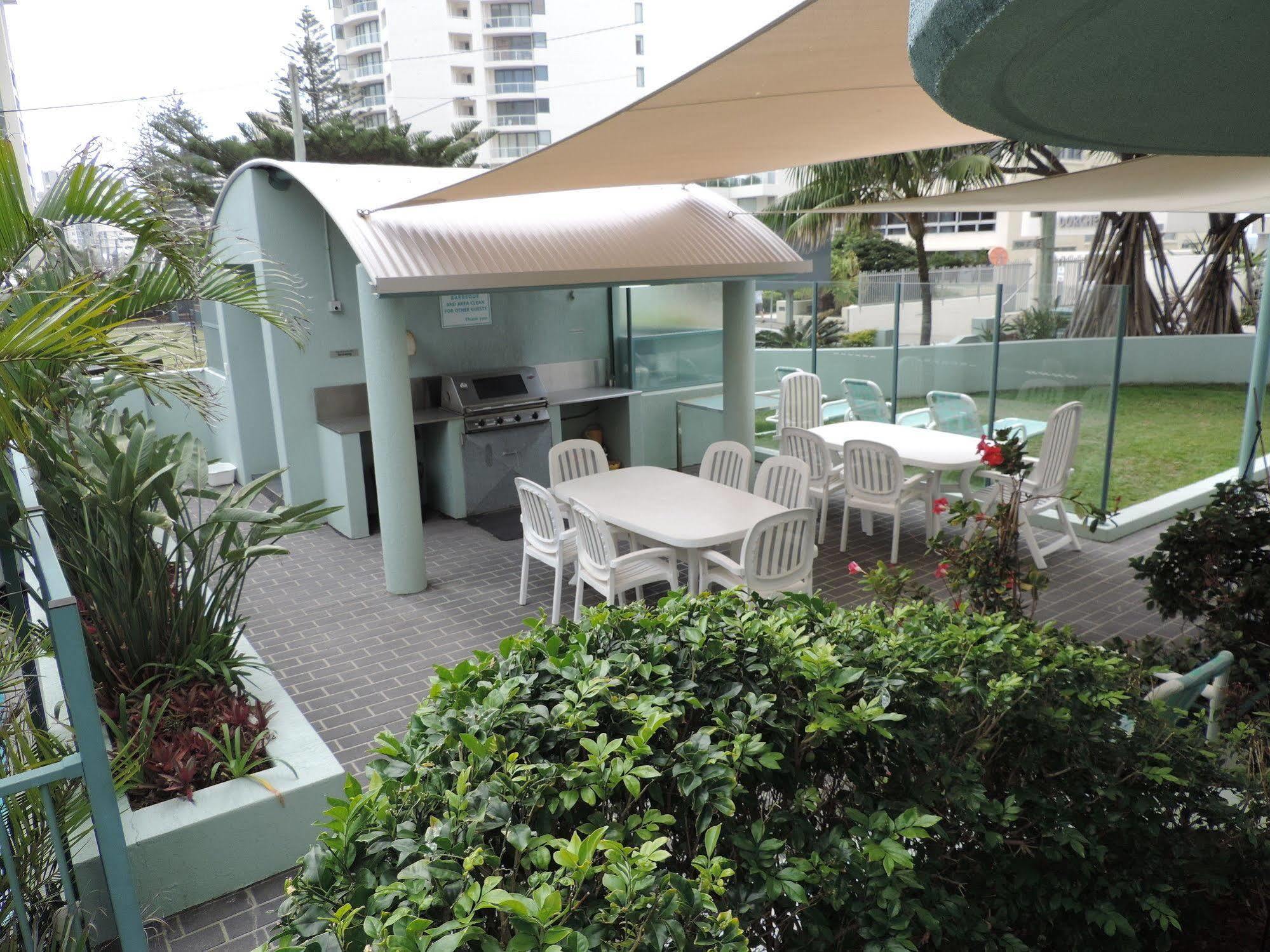 Emerald Sands Holiday Apartments Surfers Paradise Buitenkant foto